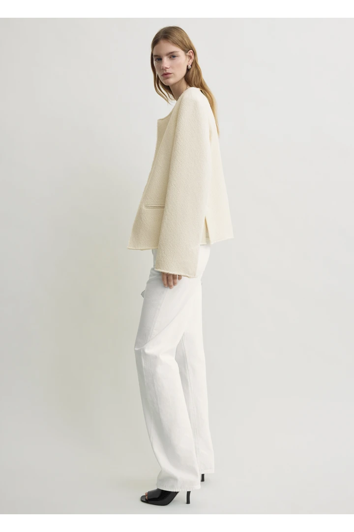 TOTEME 오픈 프론트 부클레 블레이저 에크루의 에크루컬러 1번쨰 이미지입니다.