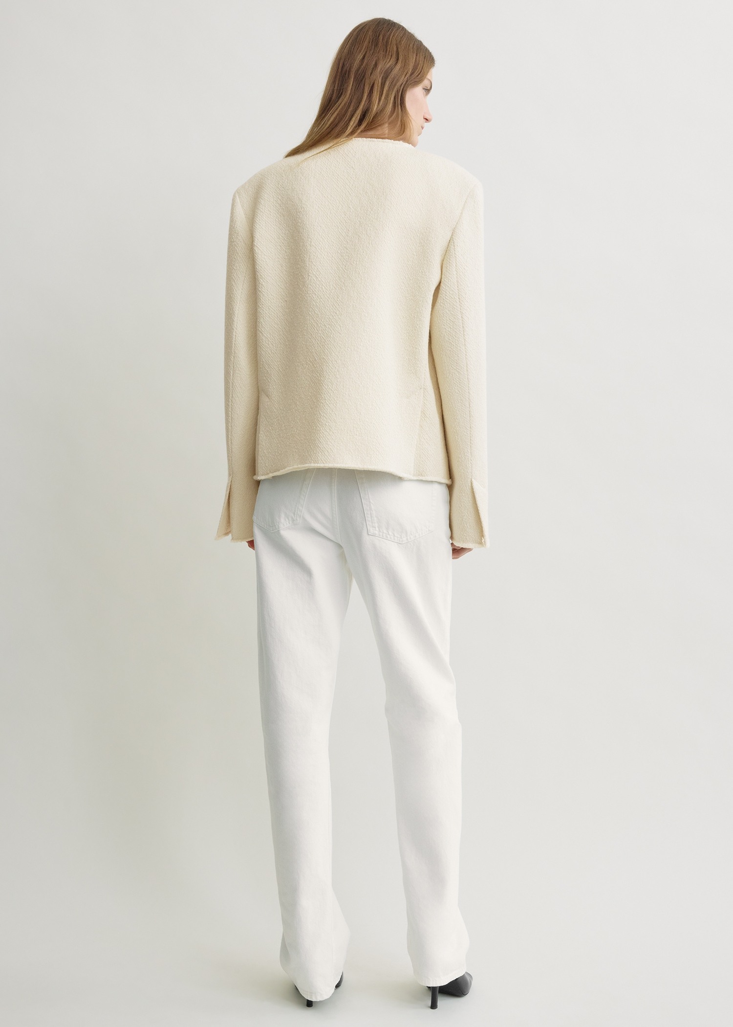 TOTEME 오픈 프론트 부클레 블레이저 에크루의 에크루컬러 2번쨰 이미지입니다.