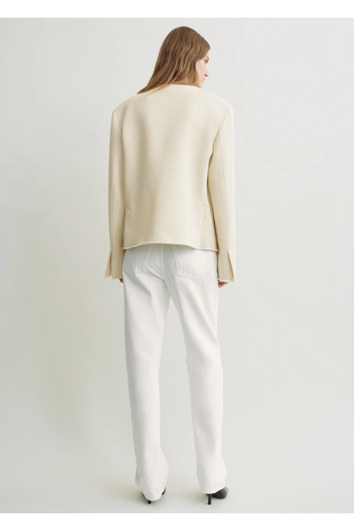 TOTEME 오픈 프론트 부클레 블레이저 에크루의 에크루컬러 2번쨰 이미지입니다.