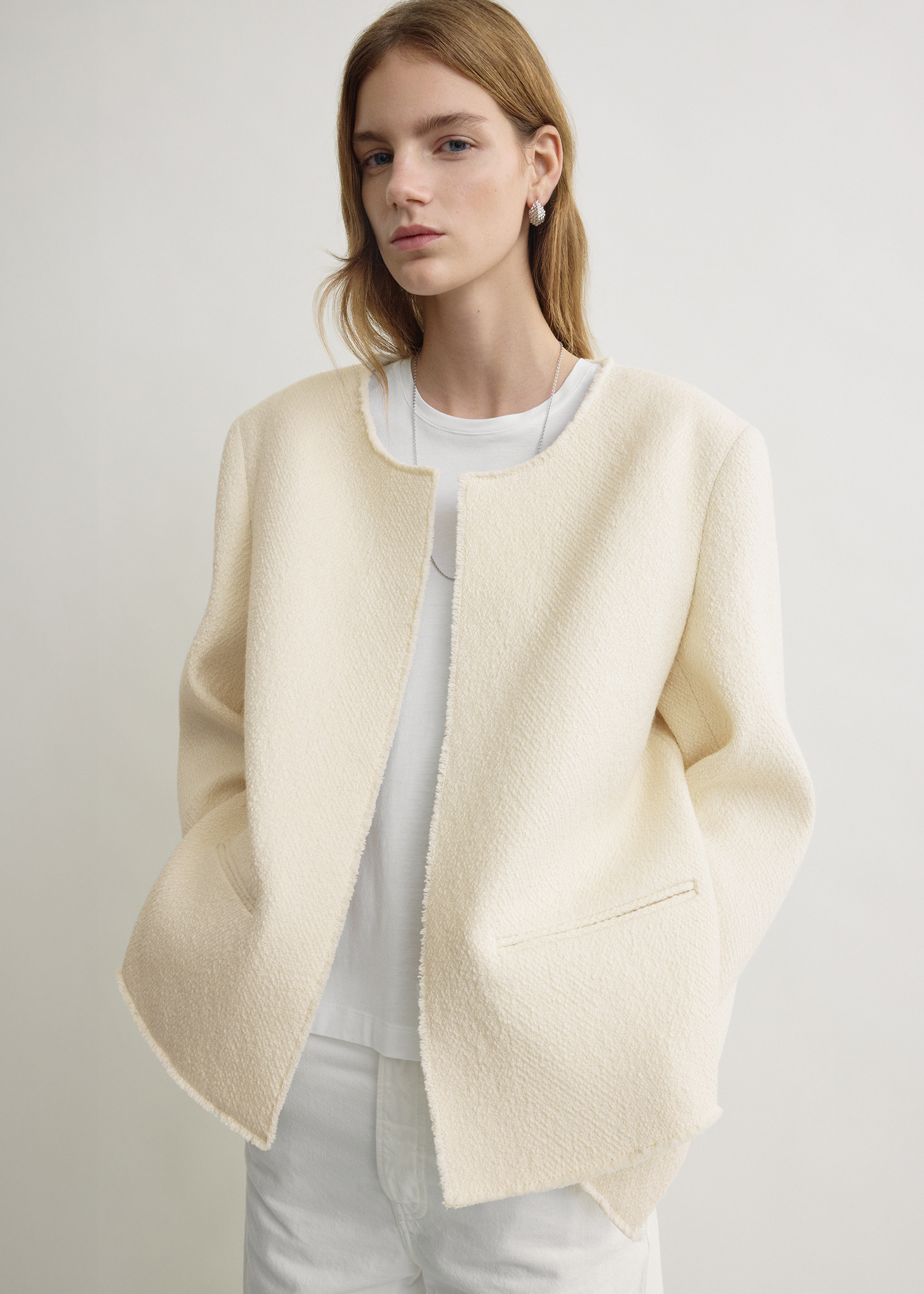TOTEME 오픈 프론트 부클레 블레이저 에크루의 에크루컬러 3번쨰 이미지입니다.