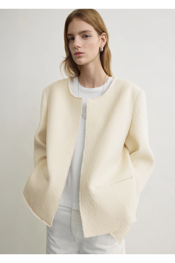 TOTEME 오픈 프론트 부클레 블레이저 에크루의 에크루컬러 3번쨰 이미지입니다.