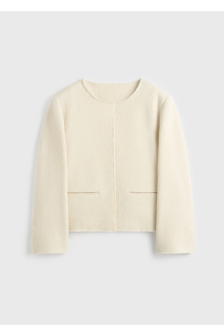 TOTEME 오픈 프론트 부클레 블레이저 에크루의 에크루컬러 4번쨰 이미지입니다.