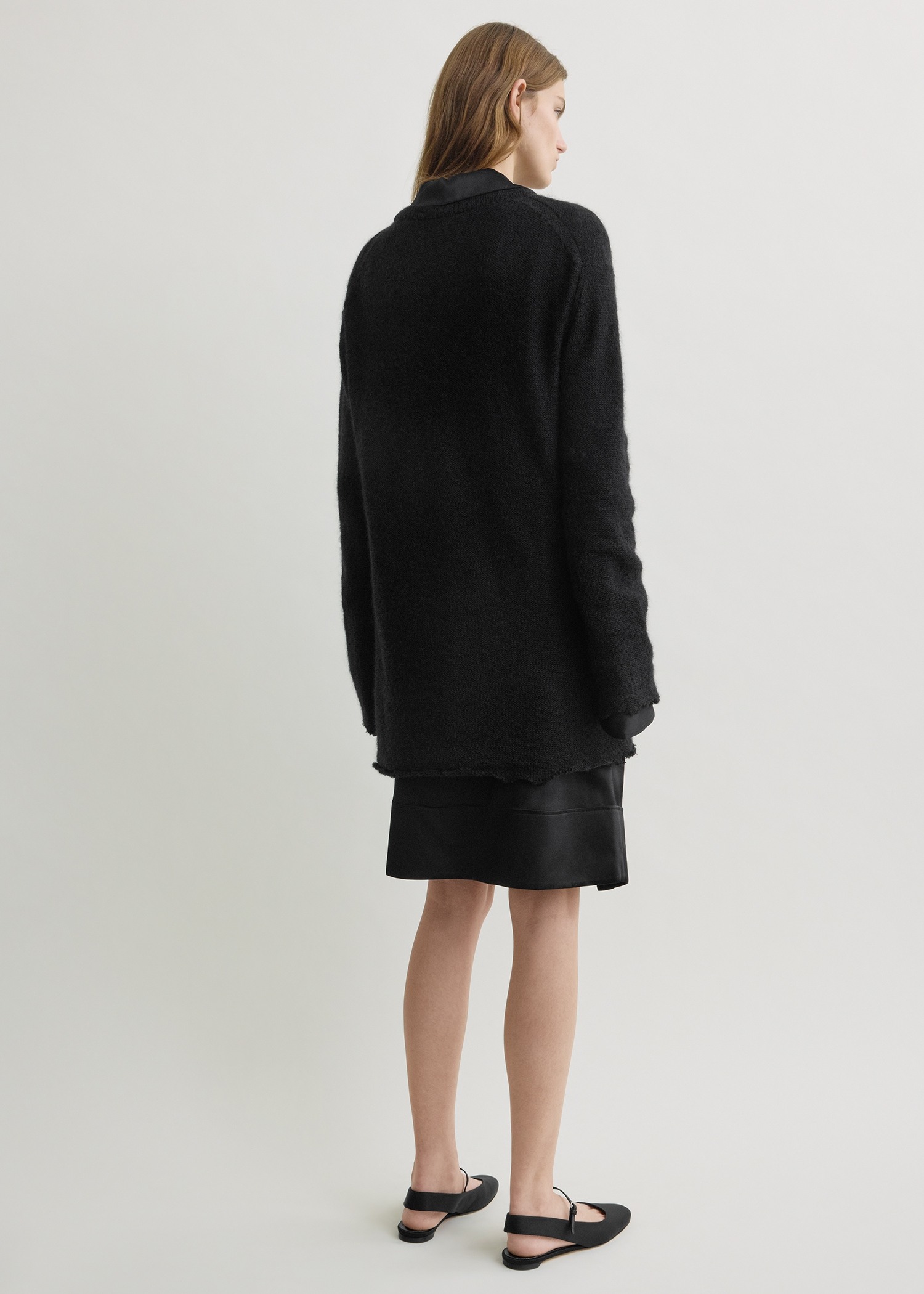 TOTEME 롱 오픈 위브 니트 블랙의 블랙컬러 2번쨰 이미지입니다.