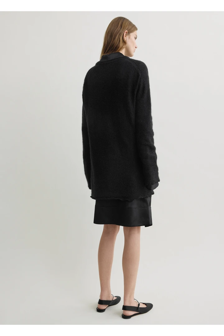 TOTEME 롱 오픈 위브 니트 블랙의 블랙컬러 2번쨰 이미지입니다.