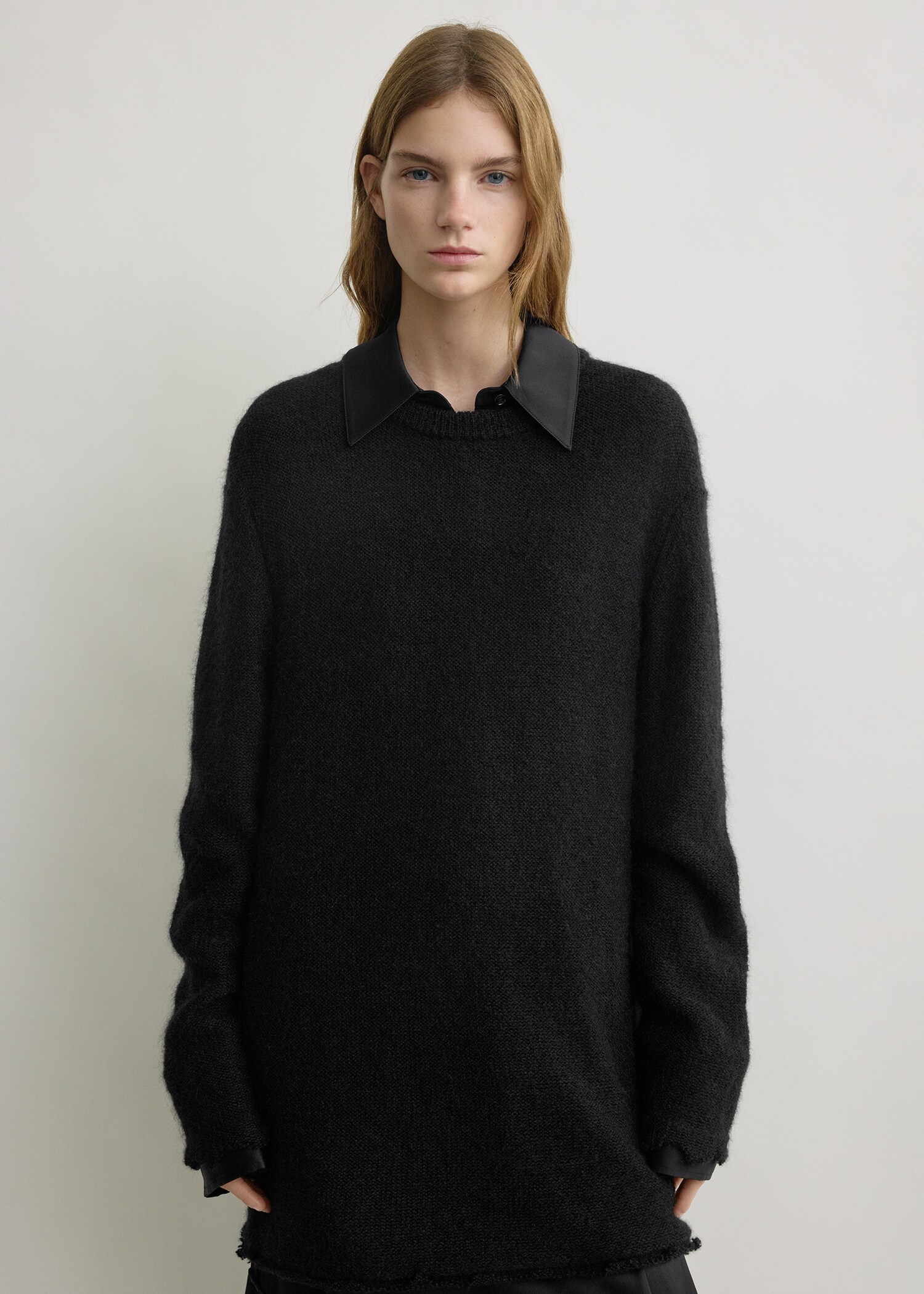 TOTEME 롱 오픈 위브 니트 블랙의 블랙컬러 3번쨰 이미지입니다.