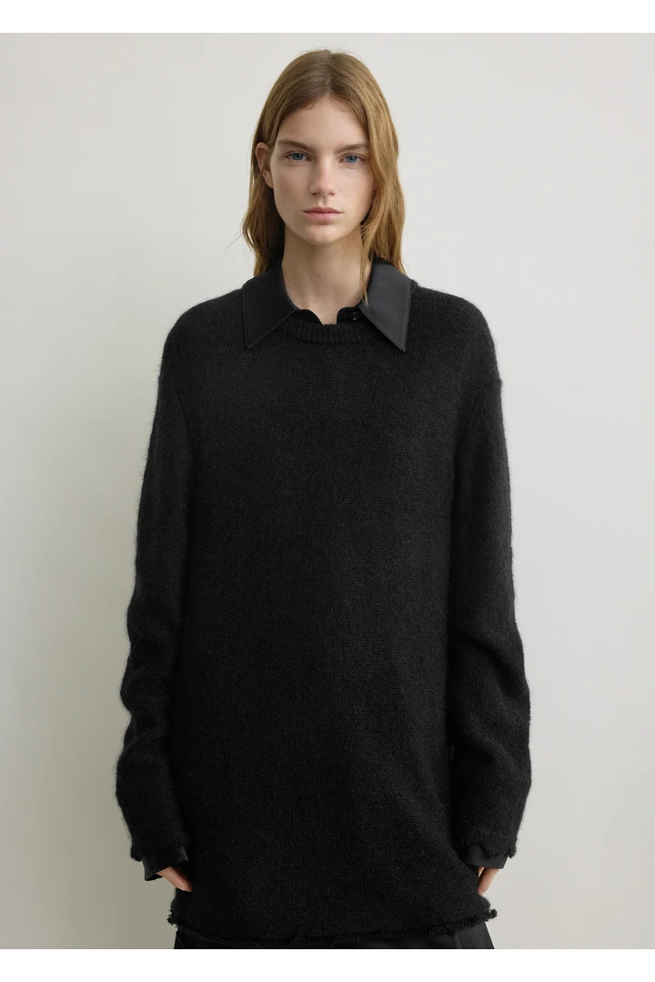 TOTEME 롱 오픈 위브 니트 블랙의 블랙컬러 3번쨰 이미지입니다.