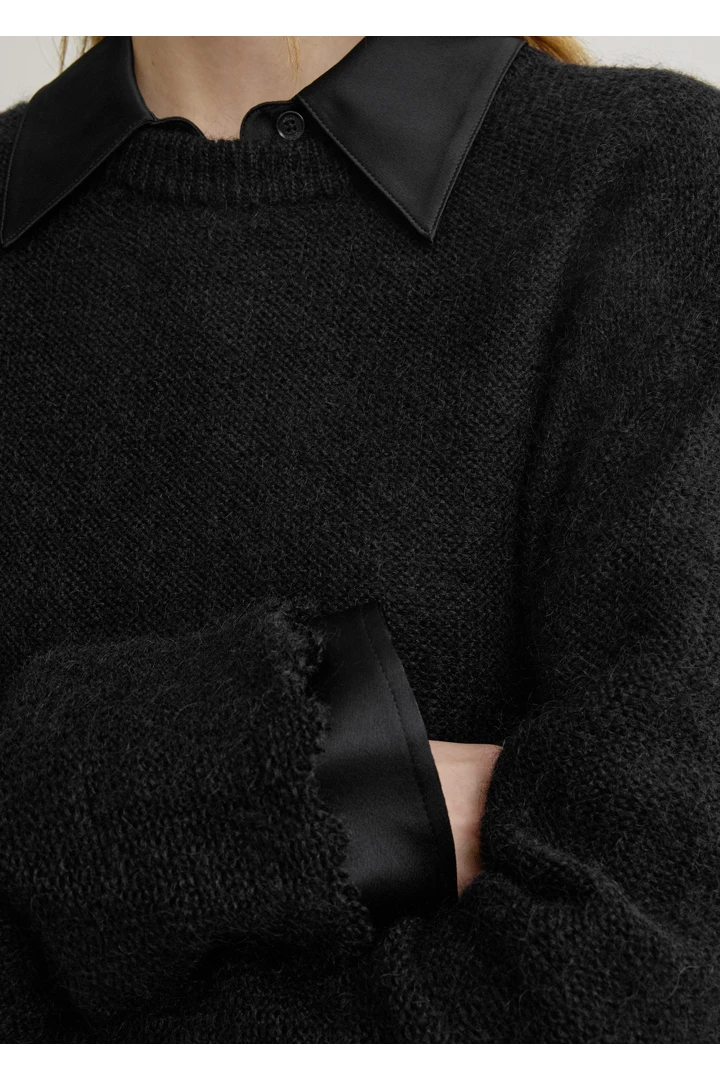 TOTEME 롱 오픈 위브 니트 블랙의 블랙컬러 4번쨰 이미지입니다.