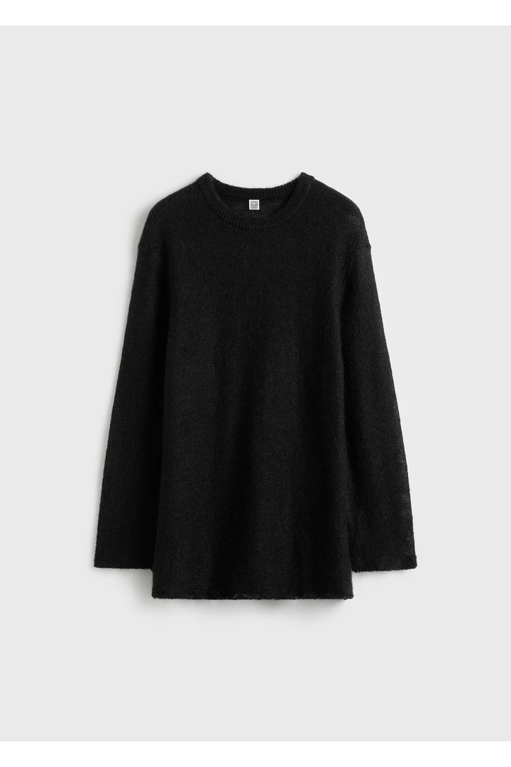 TOTEME 롱 오픈 위브 니트 블랙의 블랙컬러 5번쨰 이미지입니다.