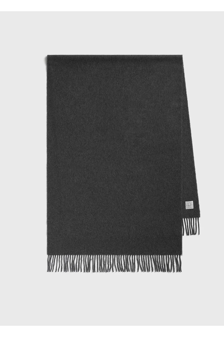 TOTEME 캐시미어 스카프 차콜의 차콜컬러 0번쨰 이미지입니다.