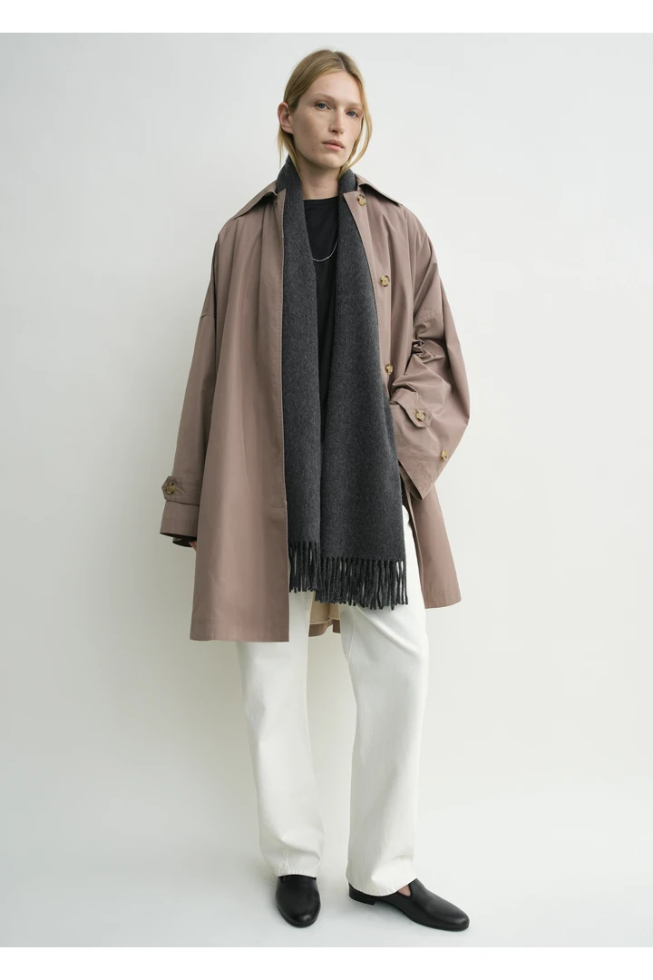 TOTEME 캐시미어 스카프 차콜의 차콜컬러 1번쨰 이미지입니다.