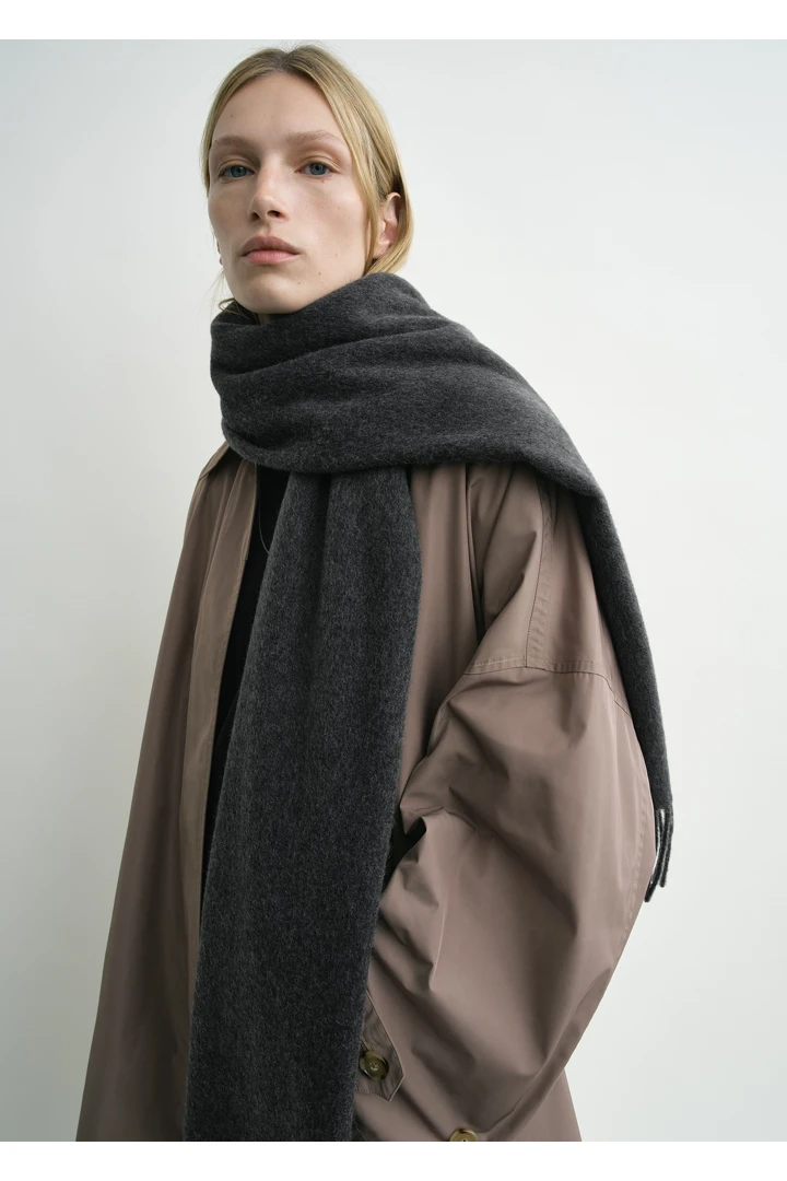 TOTEME 캐시미어 스카프 차콜의 차콜컬러 2번쨰 이미지입니다.