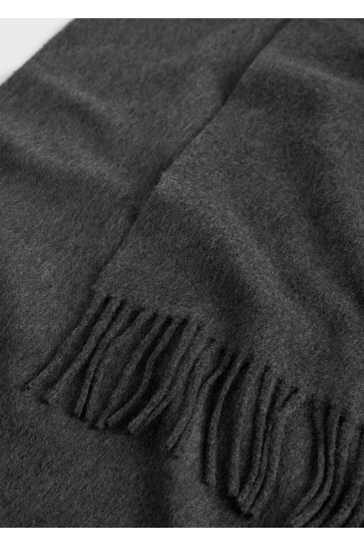 TOTEME 캐시미어 스카프 차콜의 차콜컬러 3번쨰 이미지입니다.