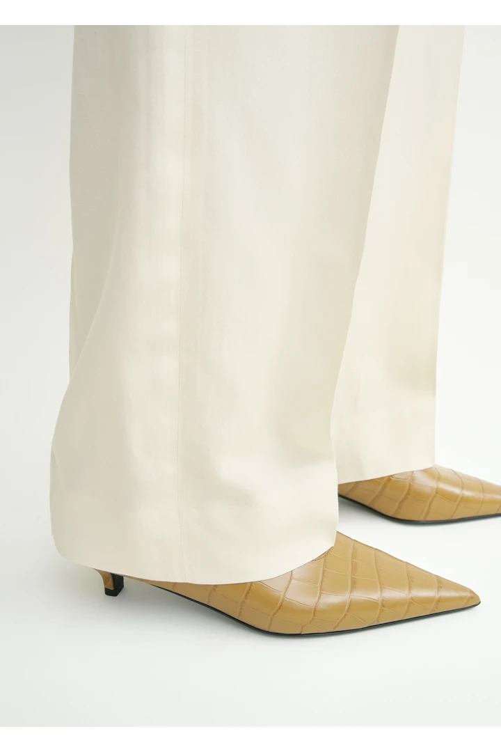 TOTEME 샤프 크로커 엠보스드 키튼 펌프스 비스킷의 비스킷컬러 1번쨰 이미지입니다.