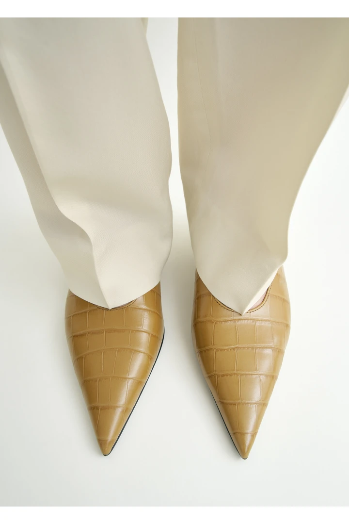 TOTEME 샤프 크로커 엠보스드 키튼 펌프스 비스킷의 비스킷컬러 2번쨰 이미지입니다.