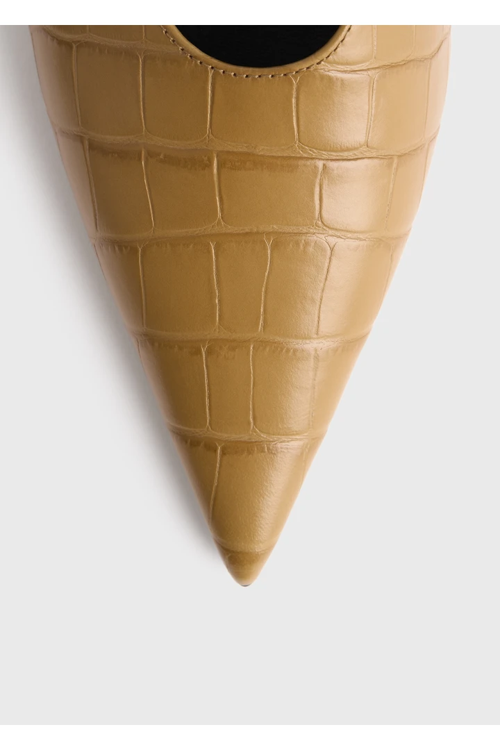 TOTEME 샤프 크로커 엠보스드 키튼 펌프스 비스킷의 비스킷컬러 4번쨰 이미지입니다.