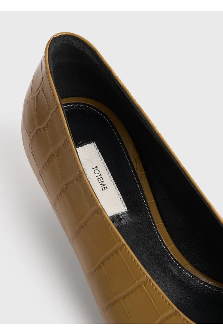 TOTEME 샤프 크로커 엠보스드 키튼 펌프스 비스킷의 비스킷컬러 5번쨰 이미지입니다.