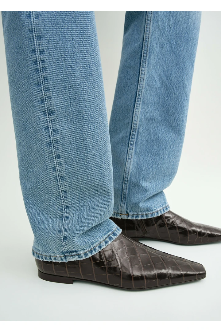 TOTEME 지퍼 크로커 엠보스드 첼시 부츠 다크 브라운의 다크 브라운컬러 1번쨰 이미지입니다.