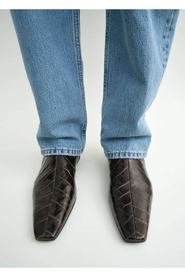 TOTEME 지퍼 크로커 엠보스드 첼시 부츠 다크 브라운의 다크 브라운컬러 2번쨰 이미지입니다.