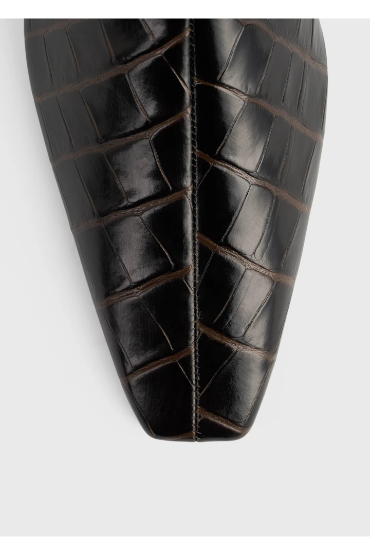 TOTEME 지퍼 크로커 엠보스드 첼시 부츠 다크 브라운의 다크 브라운컬러 4번쨰 이미지입니다.