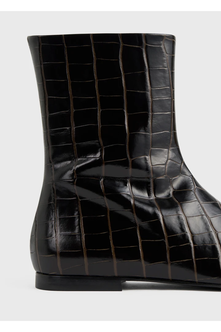 TOTEME 지퍼 크로커 엠보스드 첼시 부츠 다크 브라운의 다크 브라운컬러 5번쨰 이미지입니다.