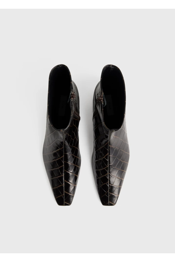 TOTEME 지퍼 크로커 엠보스드 첼시 부츠 다크 브라운의 다크 브라운컬러 6번쨰 이미지입니다.