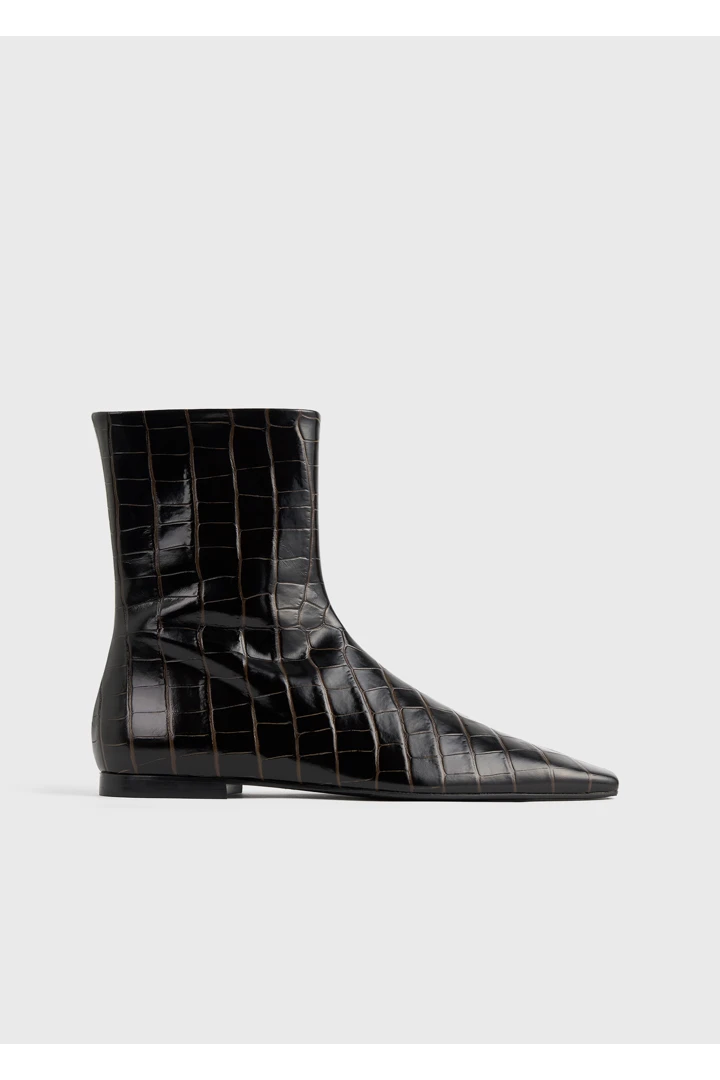 TOTEME 지퍼 크로커 엠보스드 첼시 부츠 다크 브라운의 다크 브라운컬러 7번쨰 이미지입니다.