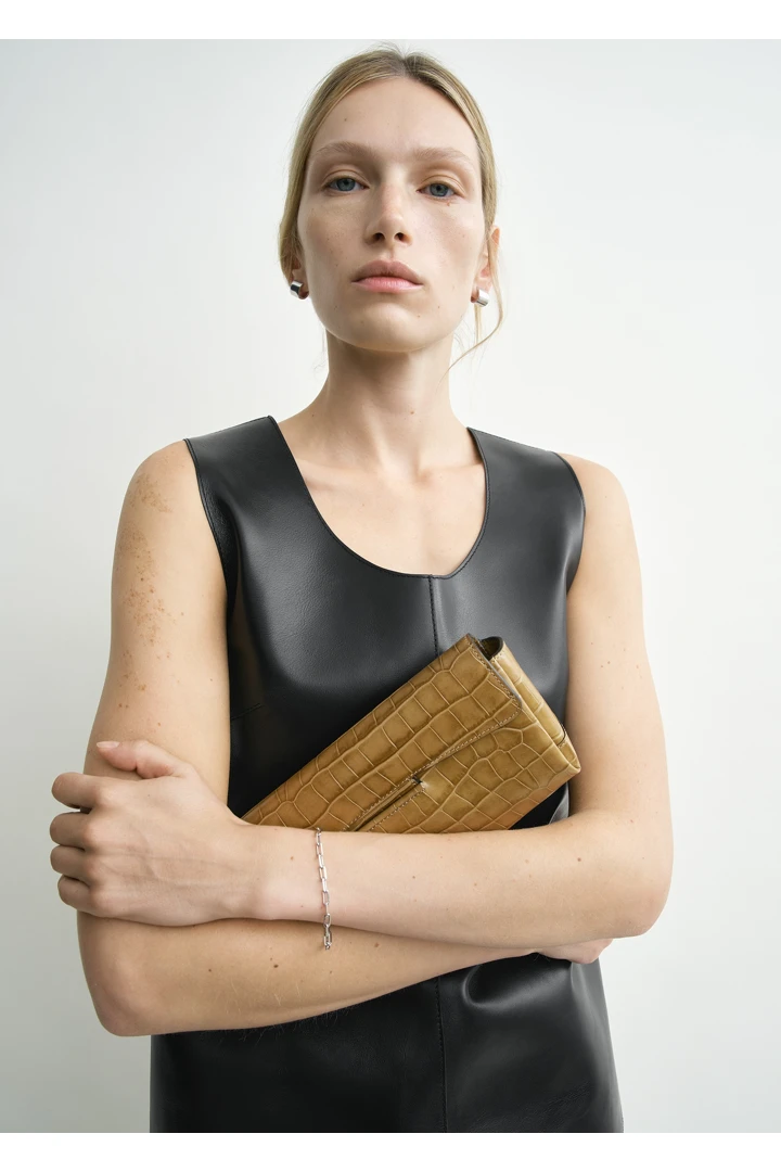 TOTEME 소프트 크로커 엠보스드 티-클러치 비스킷의 비스킷컬러 2번쨰 이미지입니다.