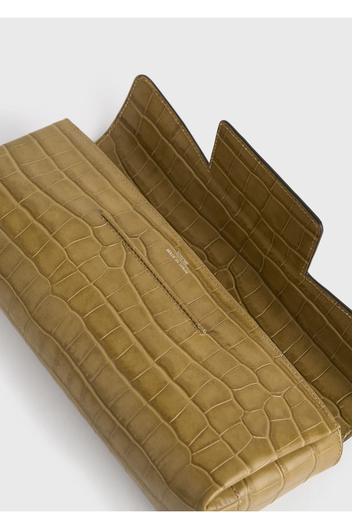 TOTEME 소프트 크로커 엠보스드 티-클러치 비스킷의 비스킷컬러 3번쨰 이미지입니다.