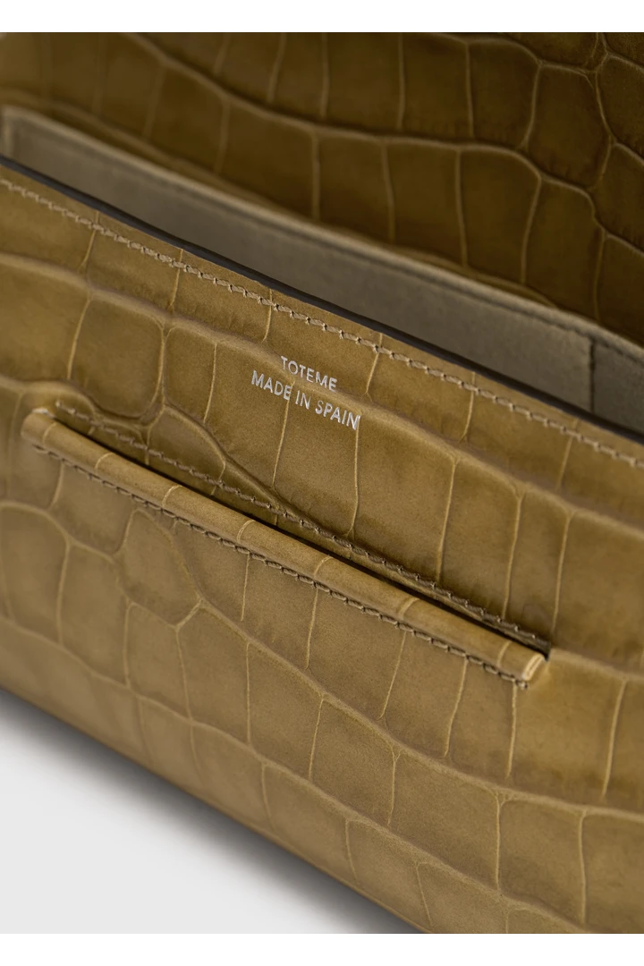 TOTEME 소프트 크로커 엠보스드 티-클러치 비스킷의 비스킷컬러 5번쨰 이미지입니다.