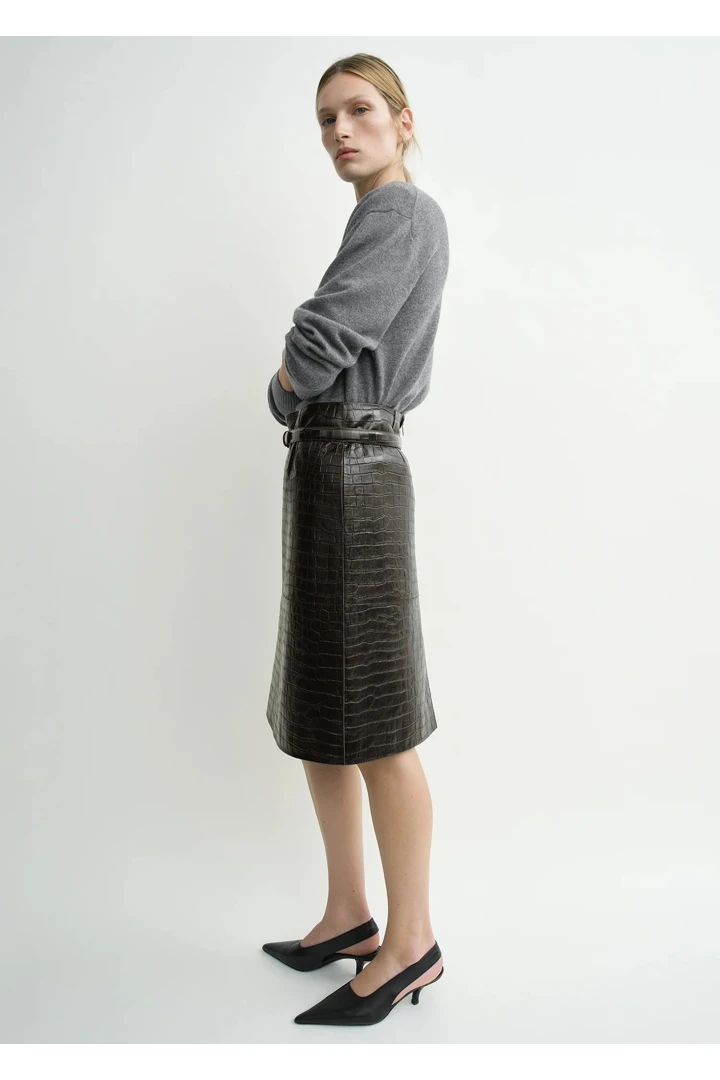 TOTEME 패널드 크로커 엠보스드 스커트 다크 브라운의 다크 브라운컬러 0번쨰 이미지입니다.