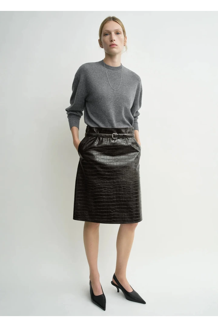 TOTEME 패널드 크로커 엠보스드 스커트 다크 브라운의 다크 브라운컬러 1번쨰 이미지입니다.