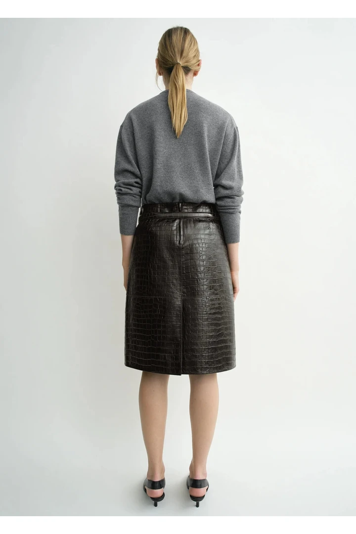 TOTEME 패널드 크로커 엠보스드 스커트 다크 브라운의 다크 브라운컬러 2번쨰 이미지입니다.