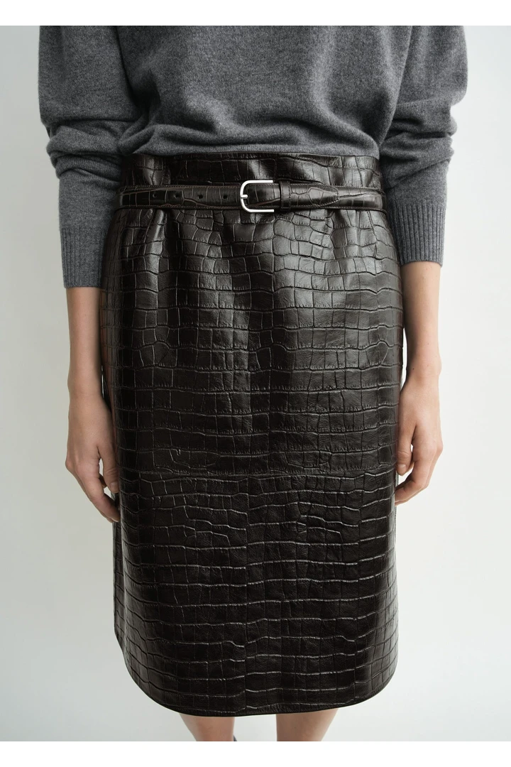 TOTEME 패널드 크로커 엠보스드 스커트 다크 브라운의 다크 브라운컬러 3번쨰 이미지입니다.