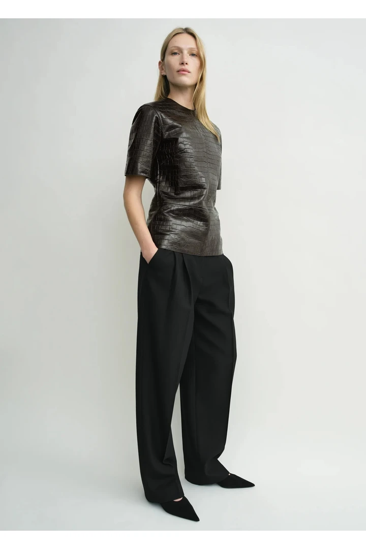 TOTEME default image 9 of 브라운 in 크로커 엠보스드 티셔츠 다크 브라운