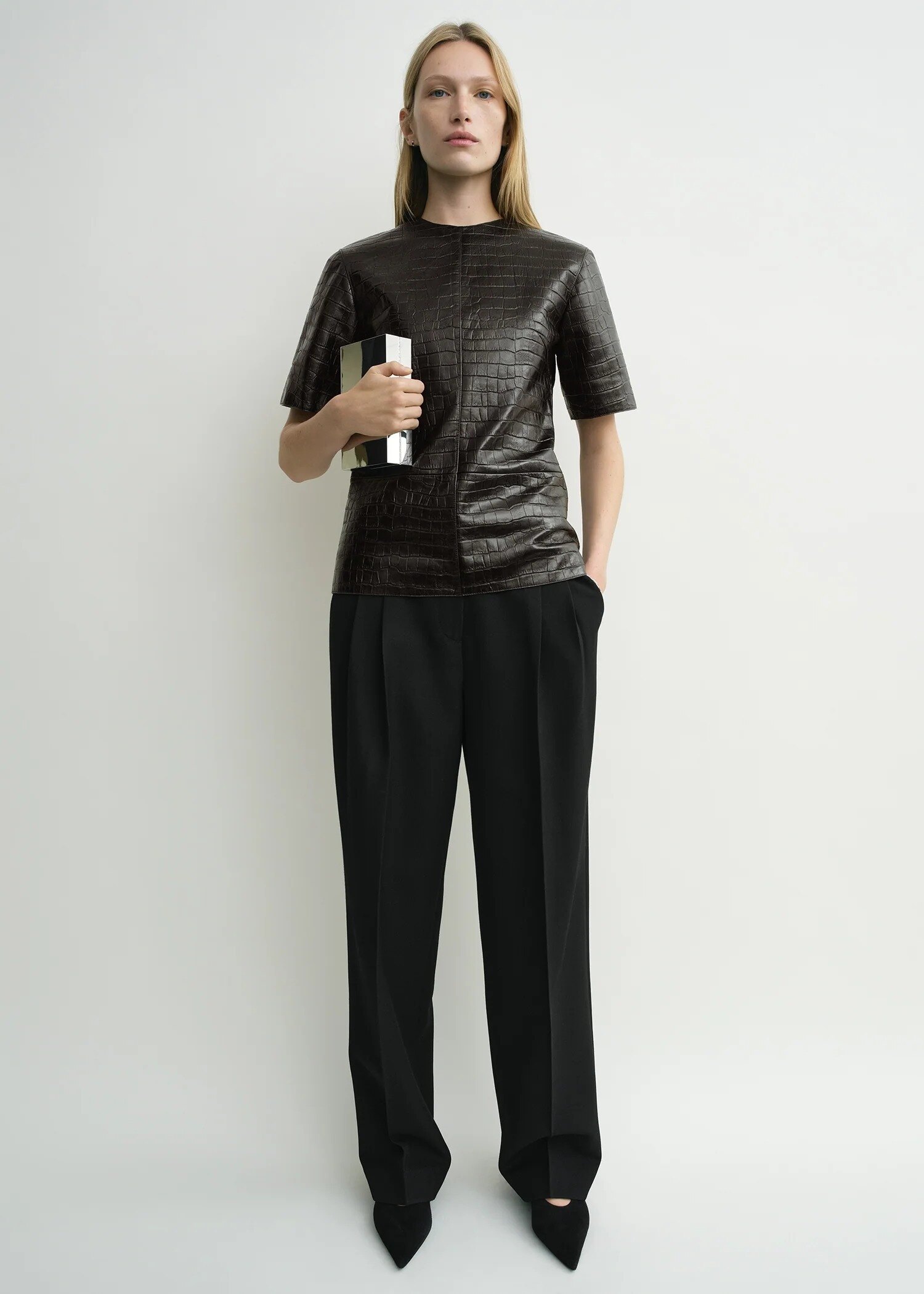 TOTEME 크로커 엠보스드 티셔츠 다크 브라운의 다크 브라운컬러 1번쨰 이미지입니다.