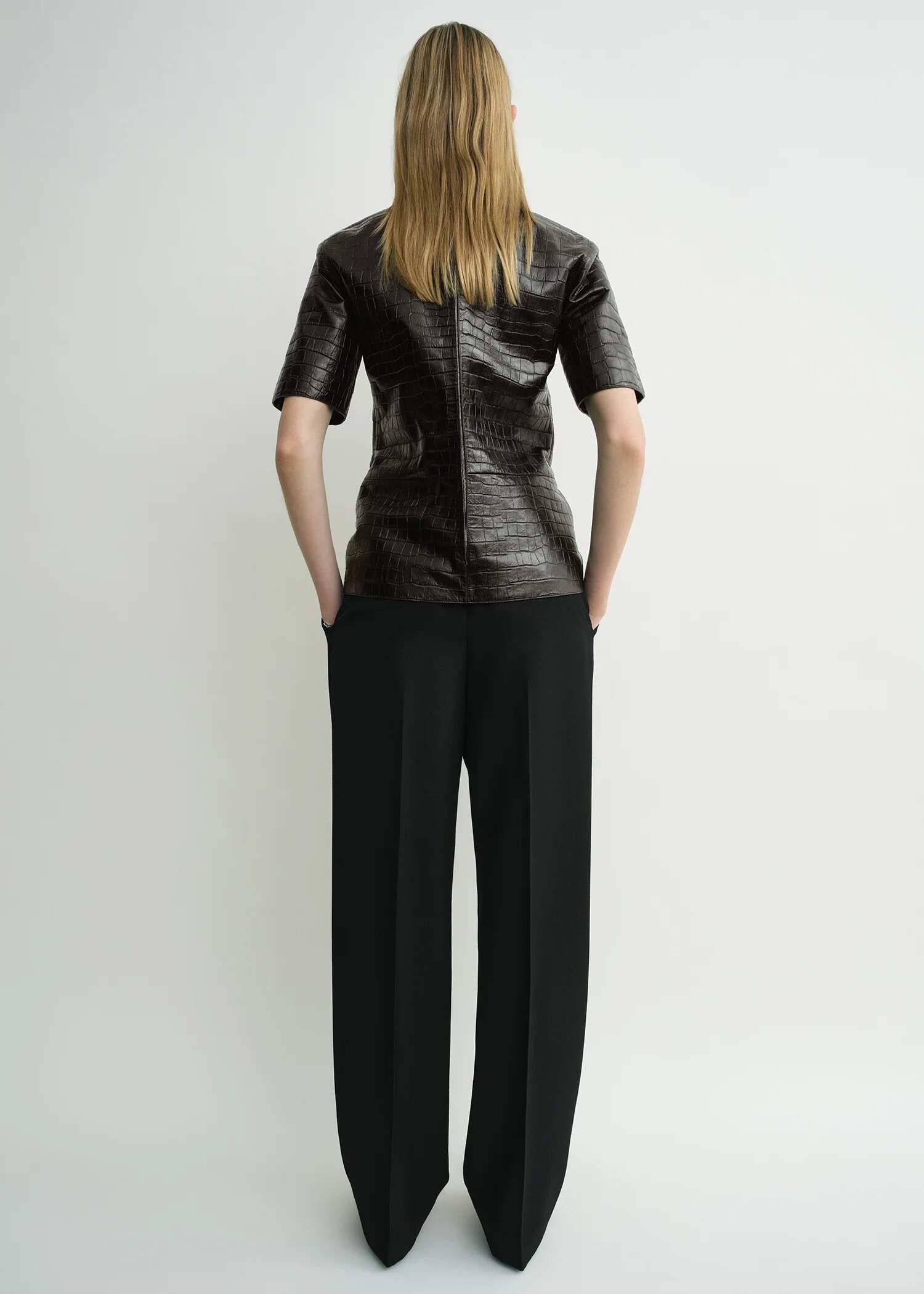 TOTEME 크로커 엠보스드 티셔츠 다크 브라운의 다크 브라운컬러 2번쨰 이미지입니다.