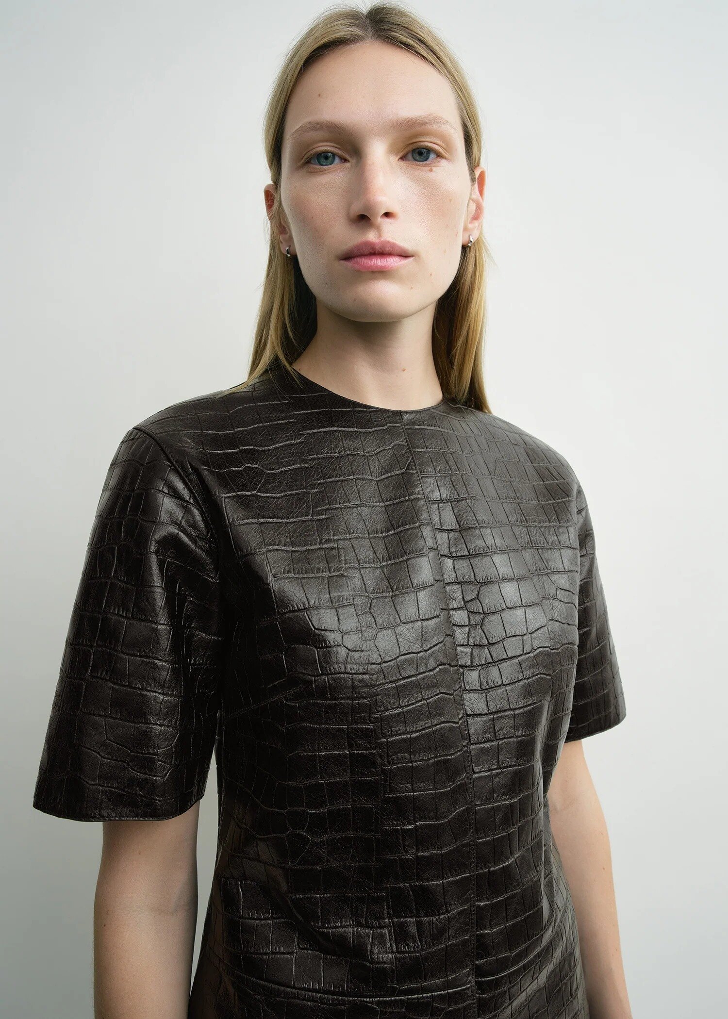 TOTEME 크로커 엠보스드 티셔츠 다크 브라운의 다크 브라운컬러 3번쨰 이미지입니다.