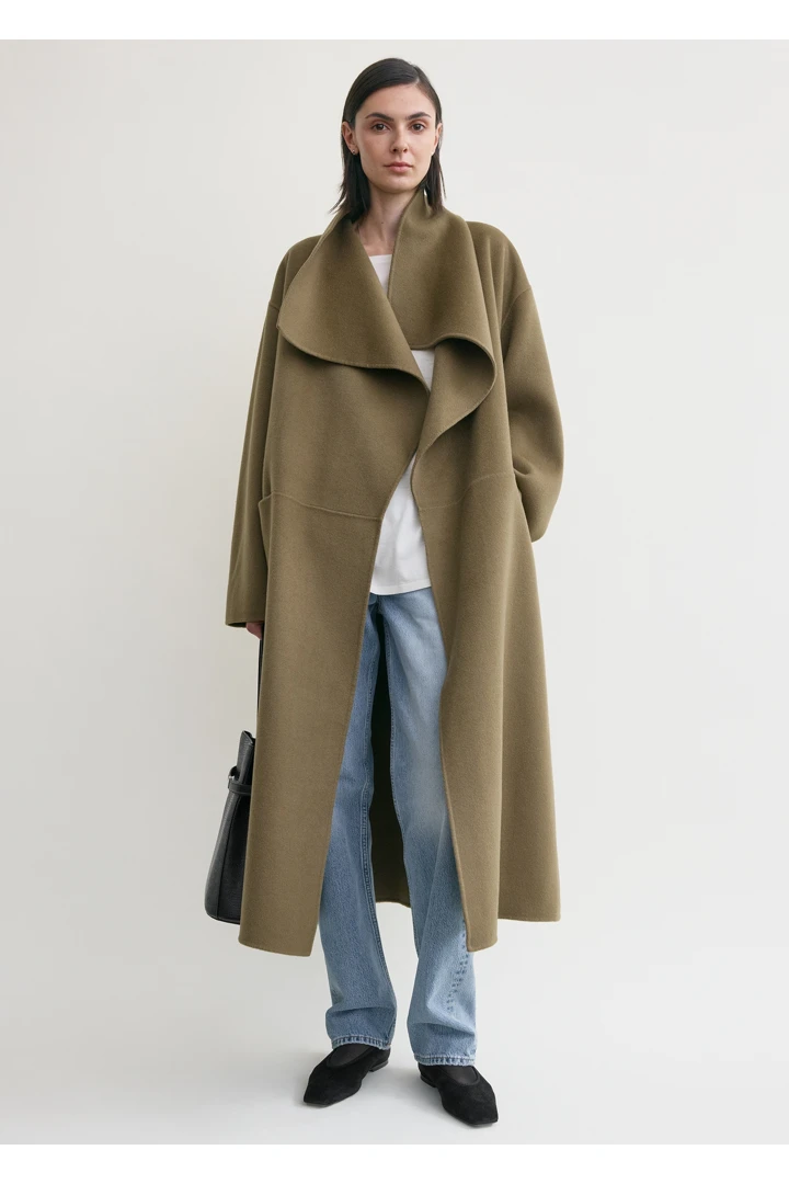 TOTEME 시그니처 더블 코트 헤이즐의 헤이즐컬러 0번쨰 이미지입니다.