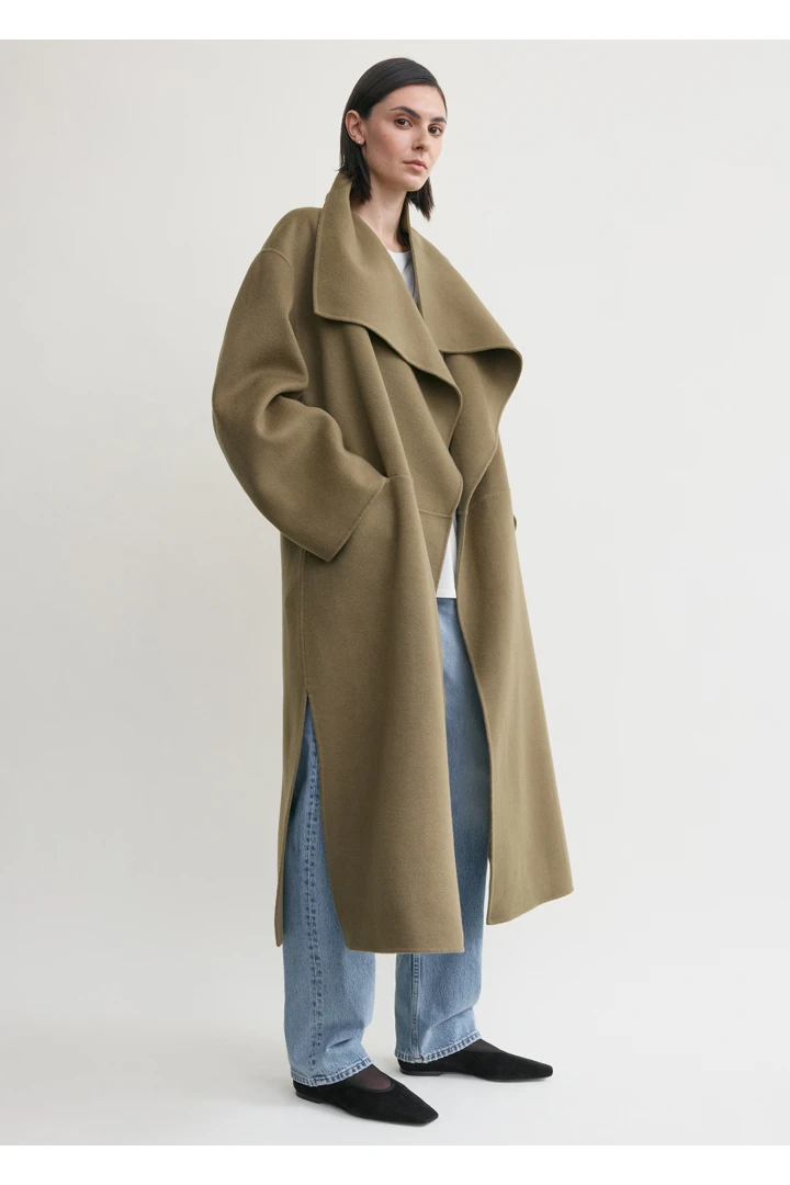 TOTEME 시그니처 더블 코트 헤이즐의 헤이즐컬러 1번쨰 이미지입니다.