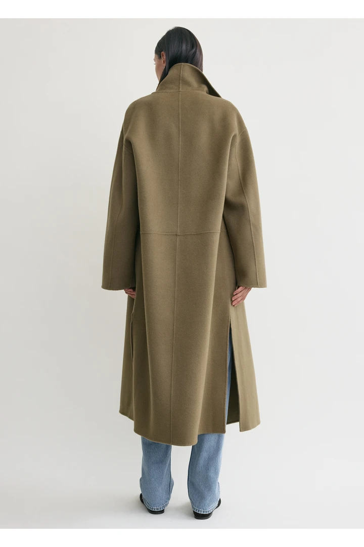 TOTEME 시그니처 더블 코트 헤이즐의 헤이즐컬러 2번쨰 이미지입니다.