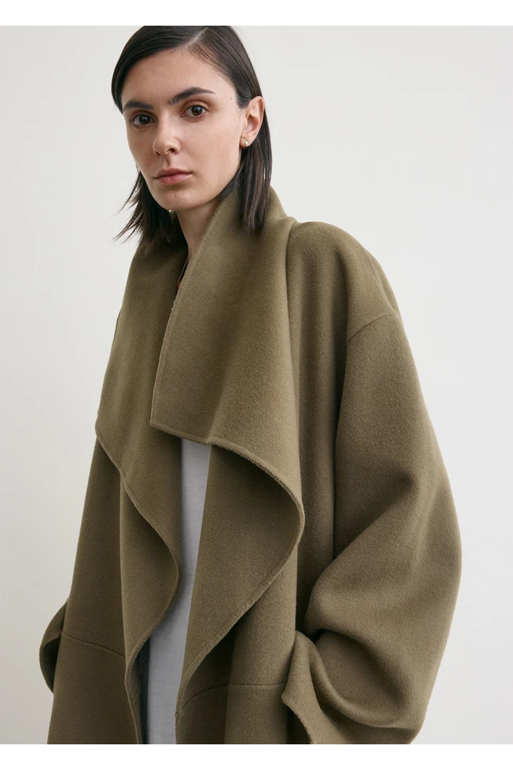 TOTEME 시그니처 더블 코트 헤이즐의 헤이즐컬러 3번쨰 이미지입니다.