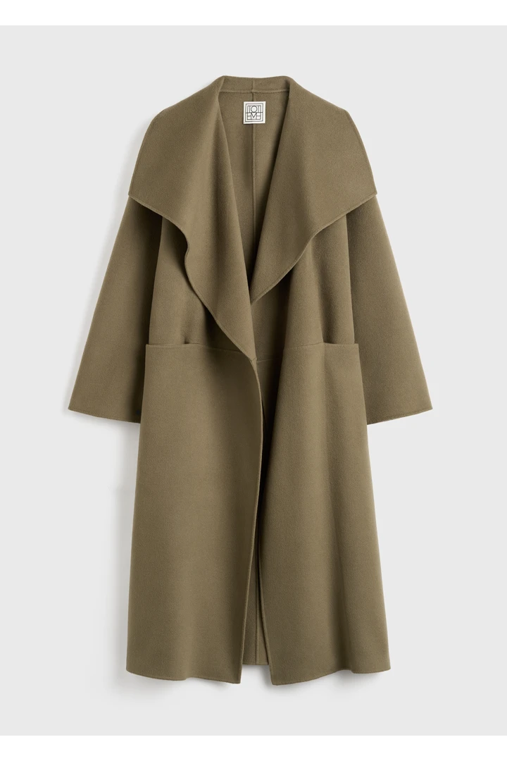 TOTEME 시그니처 더블 코트 헤이즐의 헤이즐컬러 4번쨰 이미지입니다.