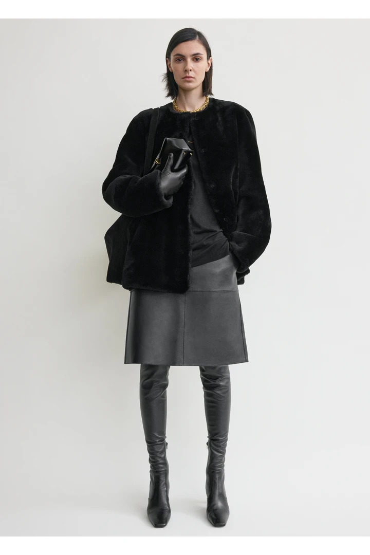 TOTEME 플러시 시어링 재킷 블랙의 블랙컬러 0번쨰 이미지입니다.