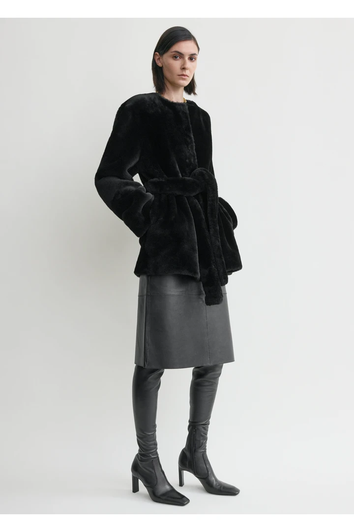 TOTEME 플러시 시어링 재킷 블랙의 블랙컬러 1번쨰 이미지입니다.