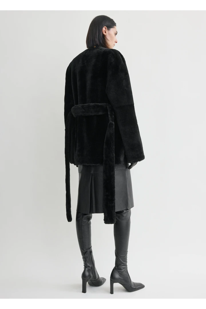 TOTEME 플러시 시어링 재킷 블랙의 블랙컬러 2번쨰 이미지입니다.