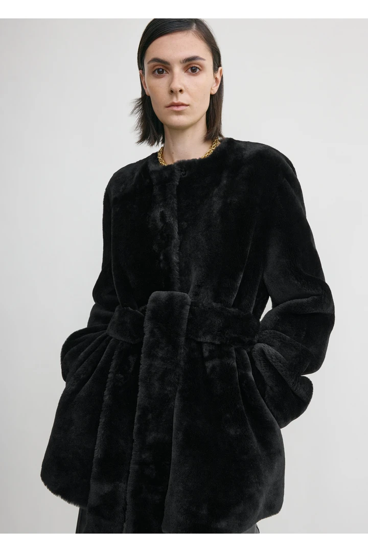 TOTEME 플러시 시어링 재킷 블랙의 블랙컬러 3번쨰 이미지입니다.