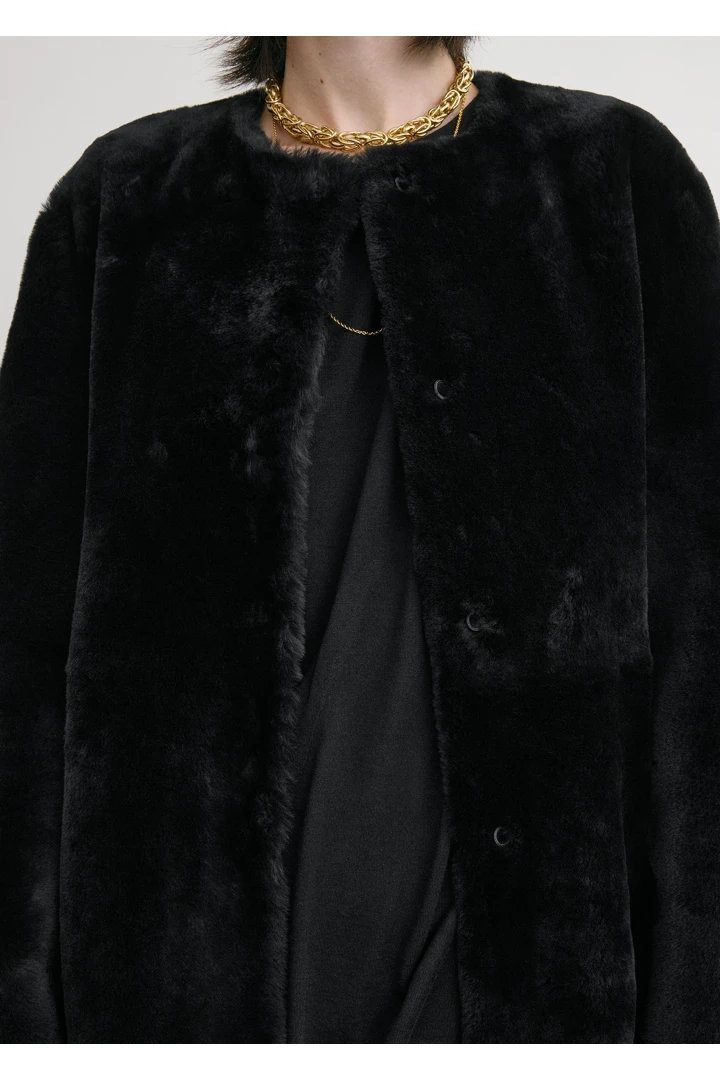 TOTEME 플러시 시어링 재킷 블랙의 블랙컬러 4번쨰 이미지입니다.