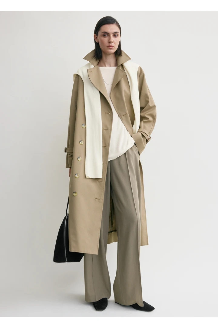 TOTEME 시그니처 트렌치 카키의 카키컬러 0번쨰 이미지입니다.
