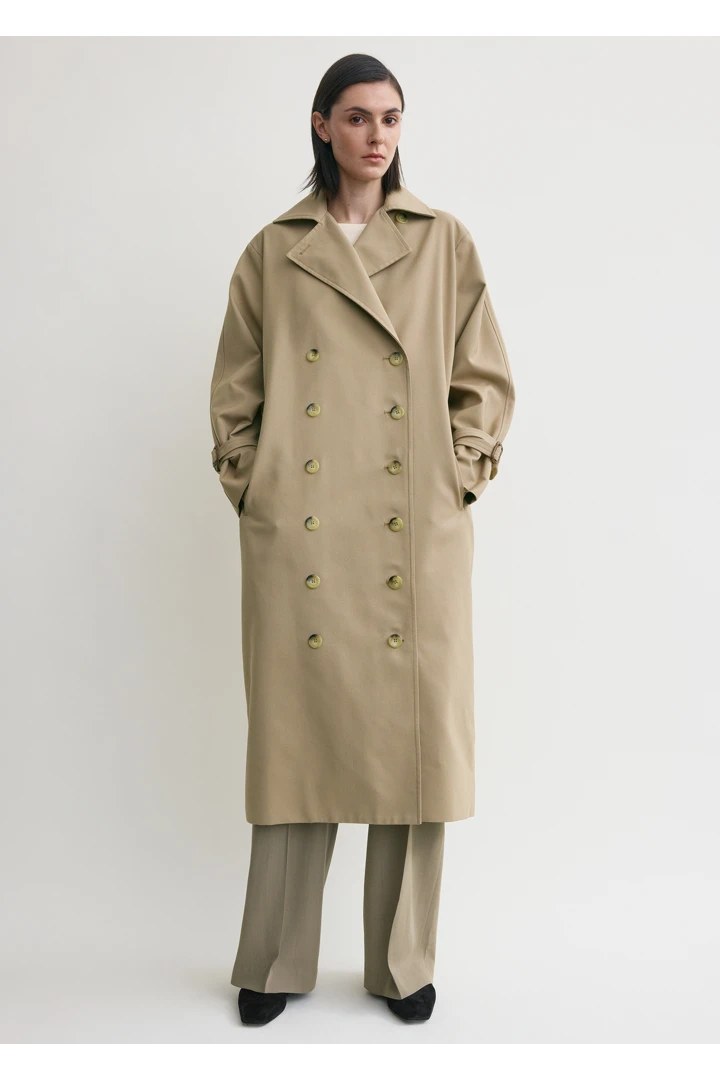 TOTEME 시그니처 트렌치 카키의 카키컬러 1번쨰 이미지입니다.