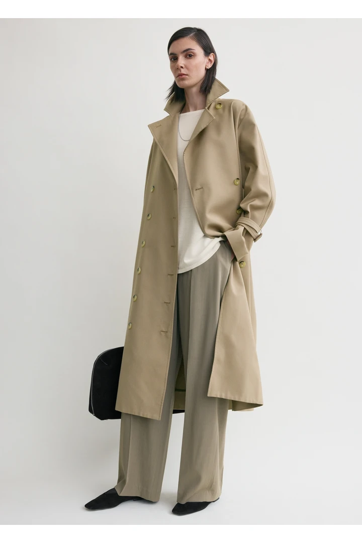 TOTEME 시그니처 트렌치 카키의 카키컬러 2번쨰 이미지입니다.